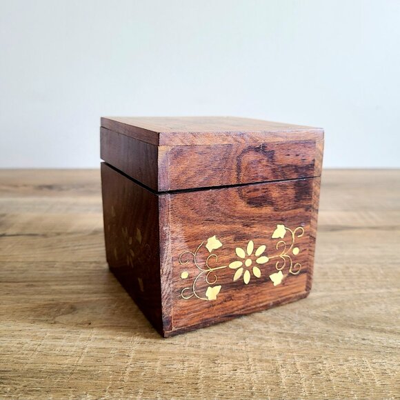 Vintage wooden trinket /jewelry box with brass floral inlay. - Picture 2 of 10